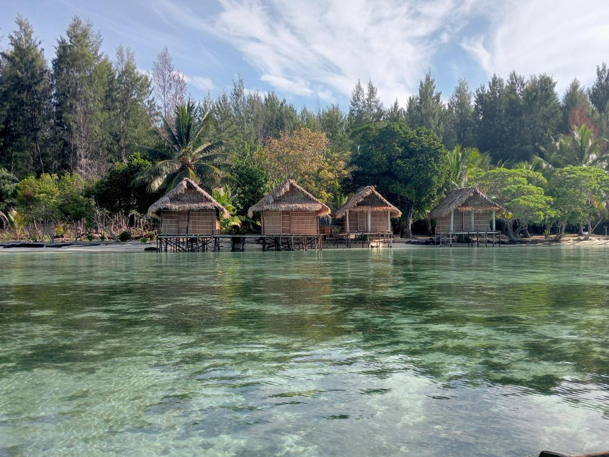 Coco Huts Guest House Waisai Extérieur photo