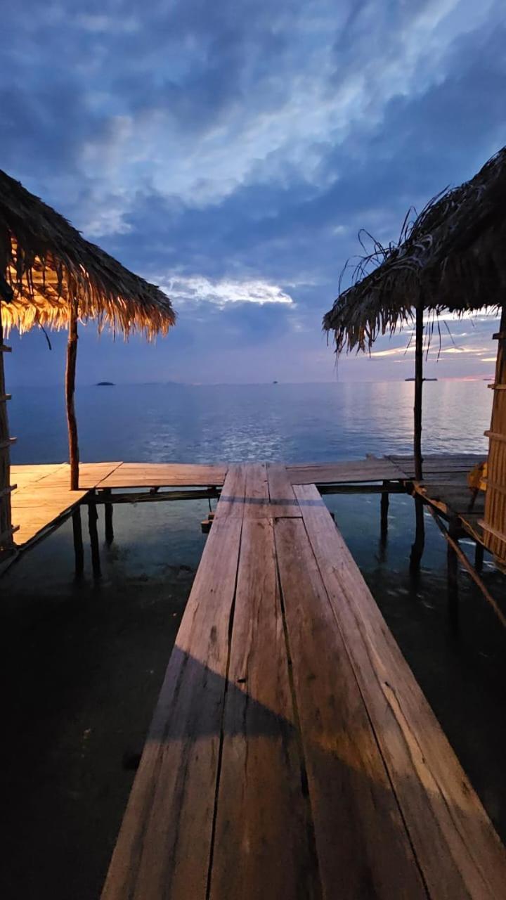 Coco Huts Guest House Waisai Extérieur photo