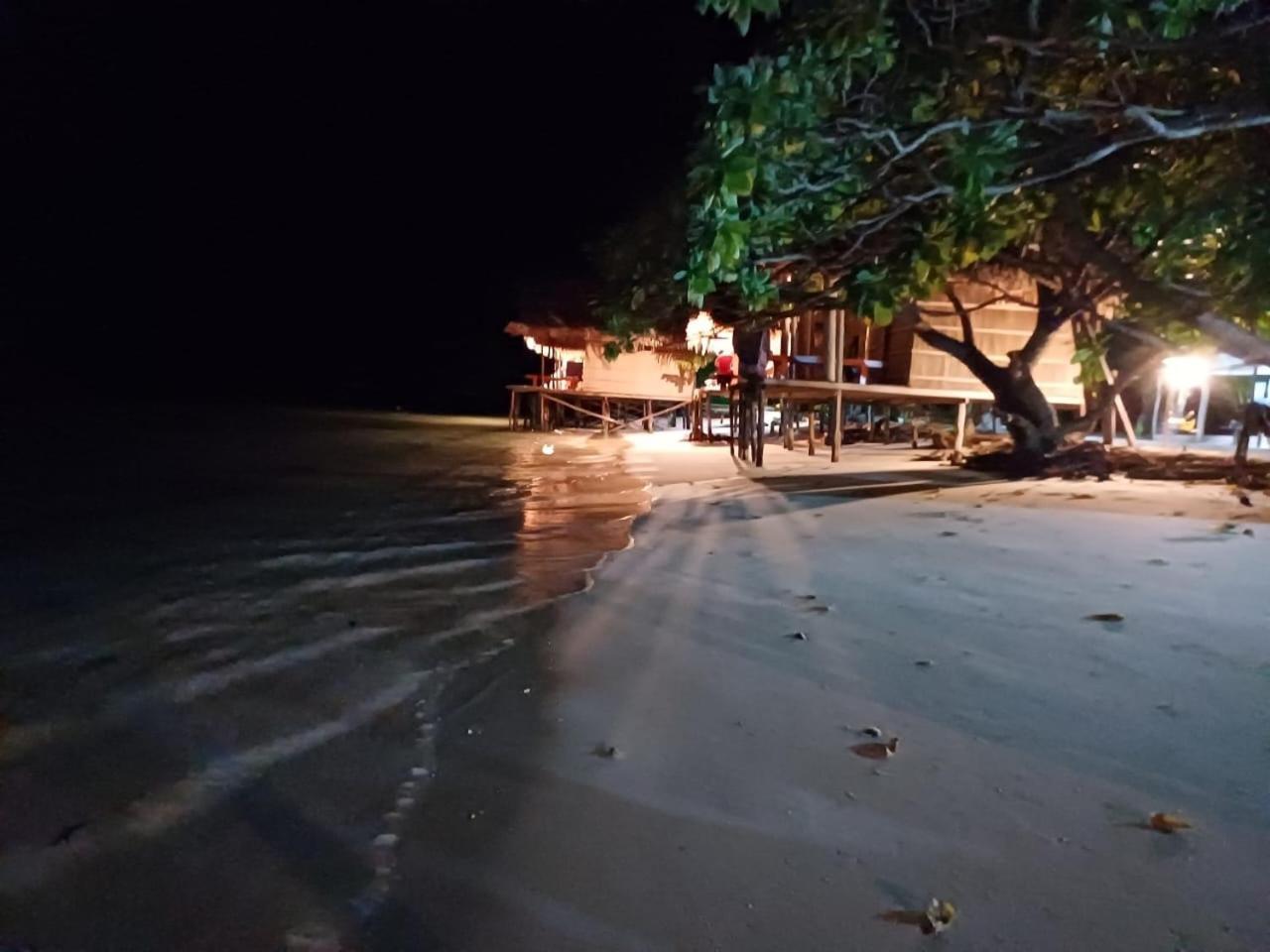 Coco Huts Guest House Waisai Extérieur photo