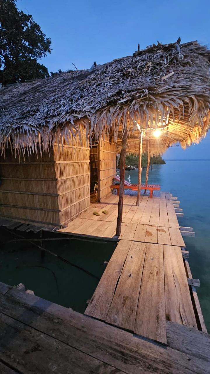 Coco Huts Guest House Waisai Extérieur photo